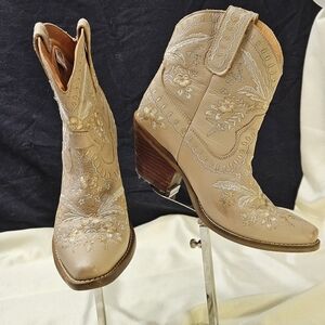 Dingo Primrose  Ankle Boot Cream Leather  Womens Size 7 M